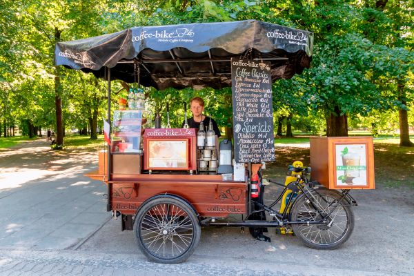 Uliczny biznes w formie kawiarenki rowerowej